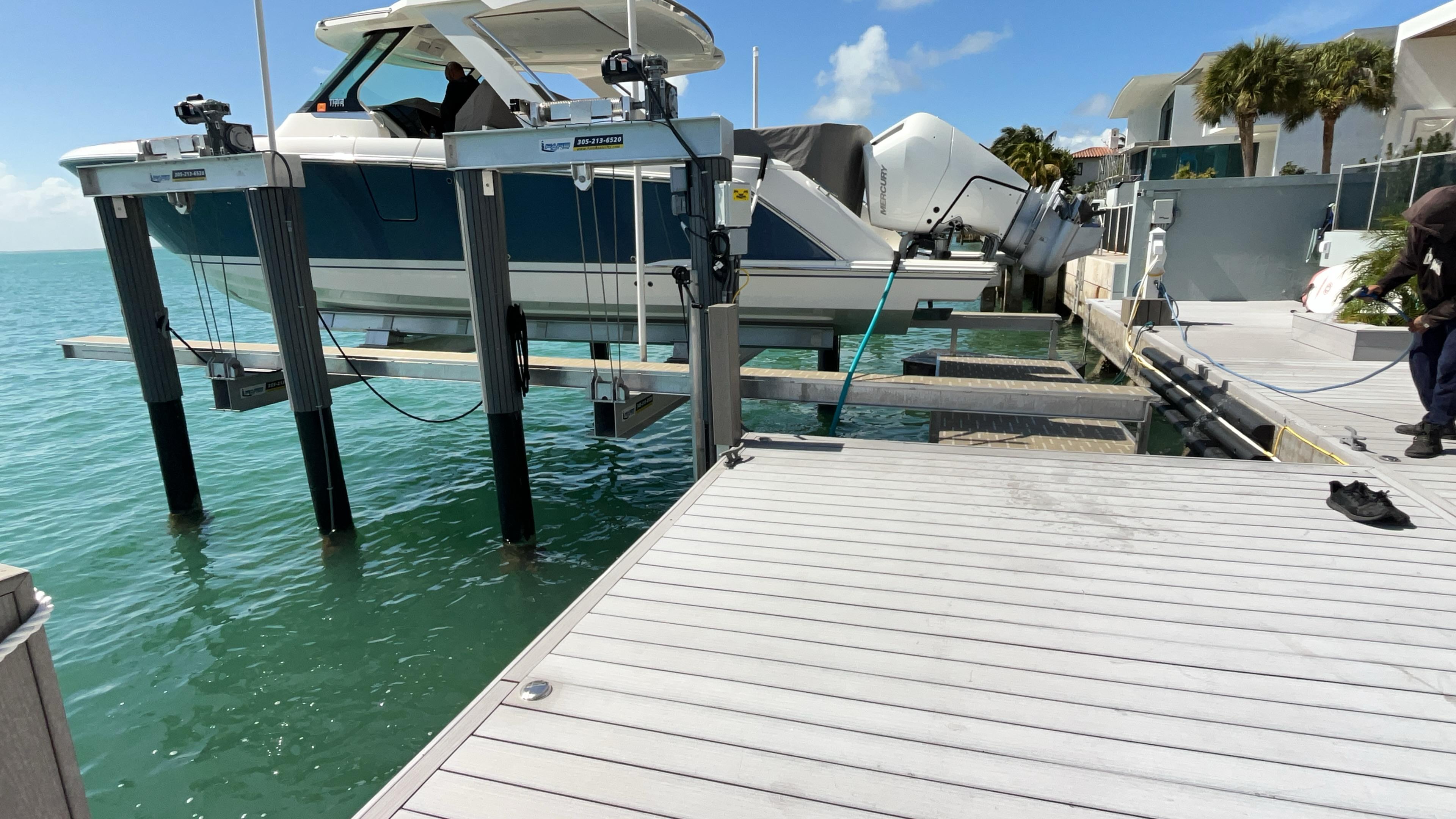 Elevador de barcos de aluminio instalado en Miami, FL